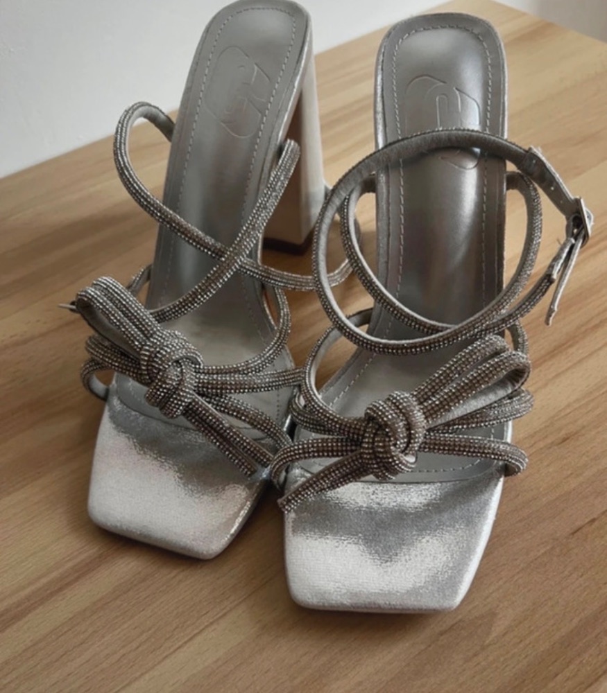 Sandales à talons carrés argentées avec nœuds