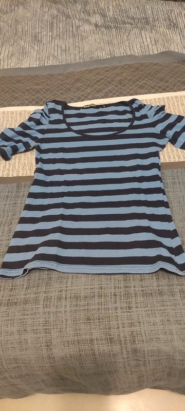 Pull & Bear T-shirt rayé bleu marine et gris