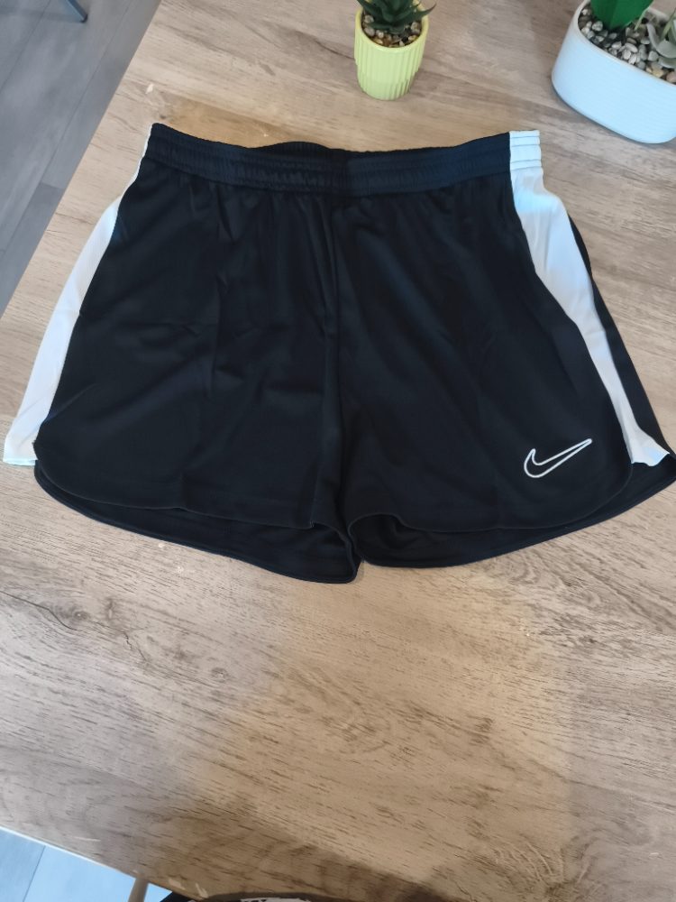 Nike Short femme marque Nike noir et blanc - coupe standard - taille M