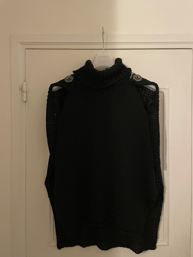 La Mode est à vous Pull cape noir à capuche avec détails ajourés