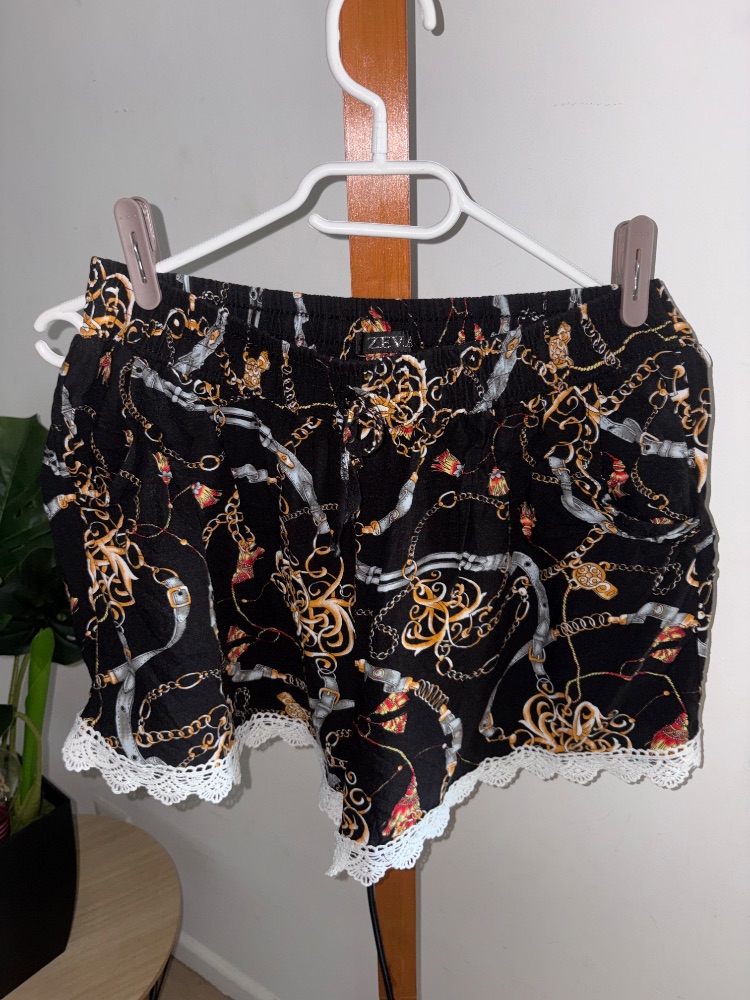Sans marque Short motif chaînes dorées et fleurs