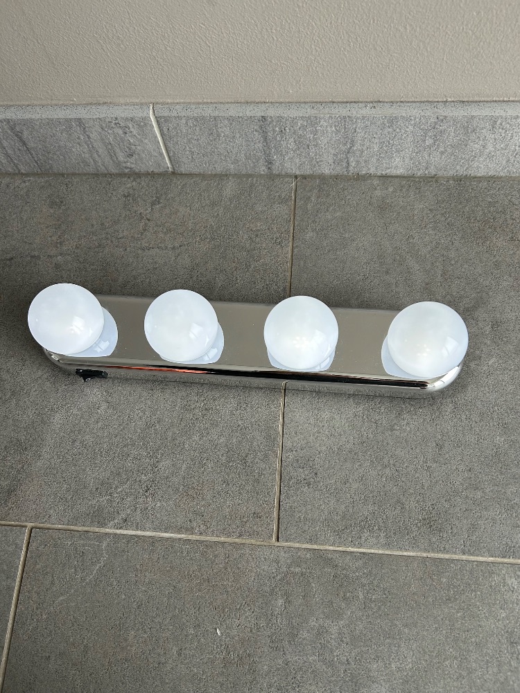 Sans marque Applique salle de bain 4 globes blanc chromé