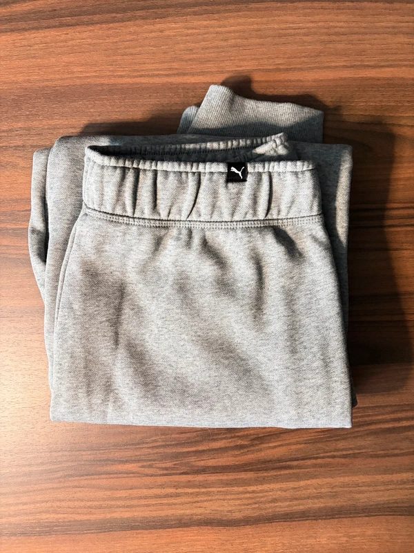 puma Pantalon jogging Puma gris en taille M en très bon état avec logo contrastant